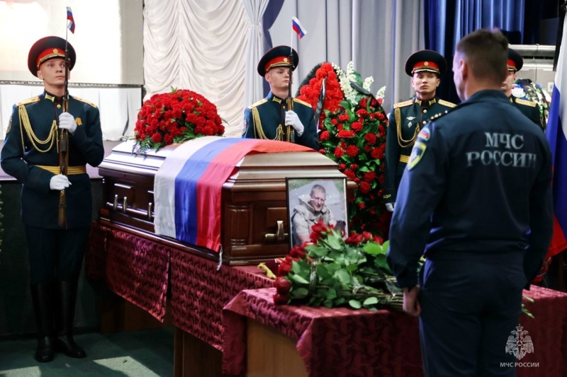 The Russian Emergencies Ministry bid farewell to a pyrotechnician who died tragically while clearing mines in the Kursk Region