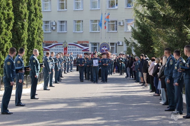 The Russian Emergencies Ministry bid farewell to a pyrotechnician who died tragically while clearing mines in the Kursk Region